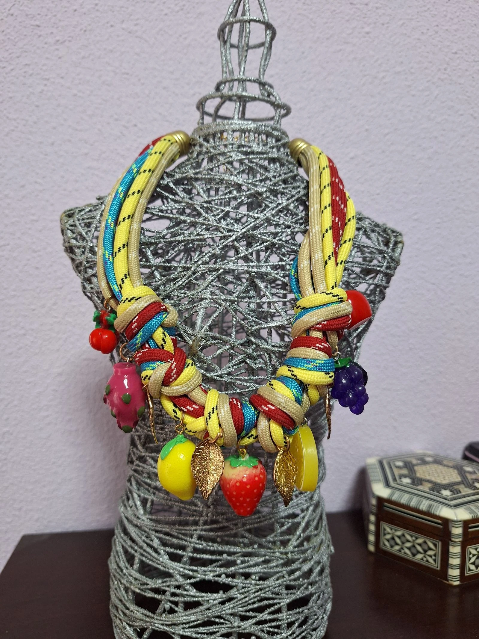 Collier coloré avec cordons tressés et détails de fruits